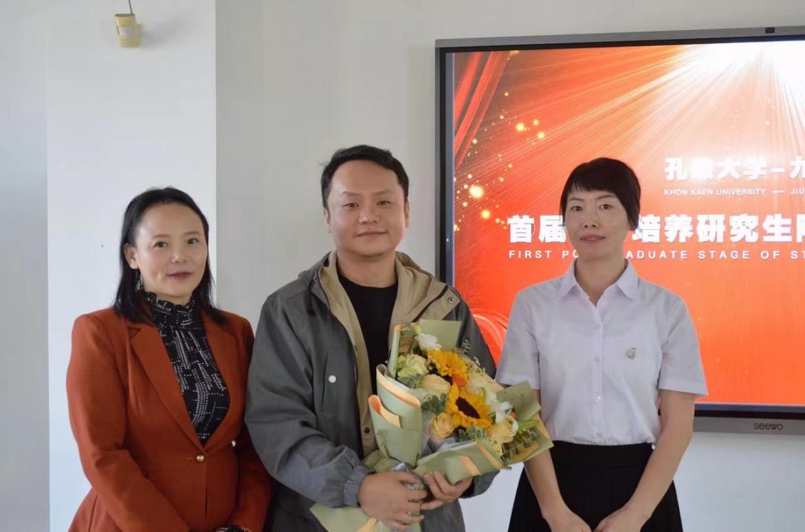 孔敬大学代表给XC体育国际交流处石主任献花